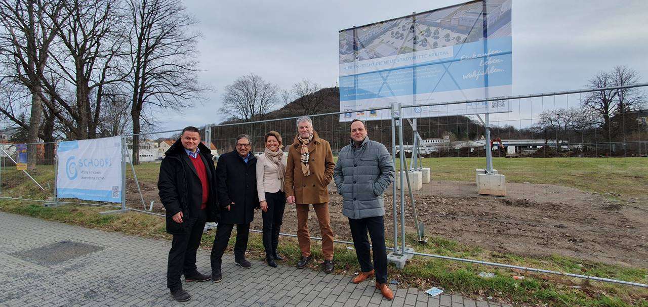 Neue Stadtmitte Freital: Projektpartner stellen gemeinsam das Bauschild auf