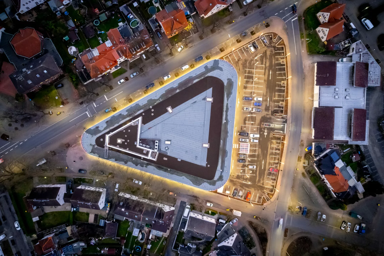 Kamp-Lintfort, November 2021: Die Schoofs-Gruppe hat den langersehnten REWE-Markt auf dem Marktplatz in der Altsiedlung fertiggestellt.